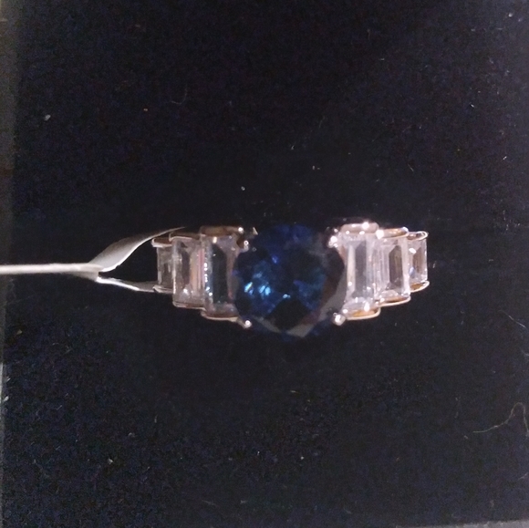 Unknown Jewelry - 💎🎁 Beautiful Rhodium Plated Size 6 Saphire Color CZ Ring 😯
